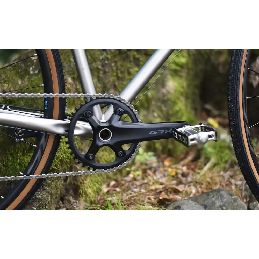 【高島屋選定品】【VIGORE】山と旅の自転車プラス GRX600（1×11速 / マット・チタンカラー）