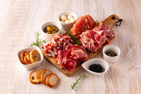 国産豚バラエティー生ハムセット（4種・8p）（計900g） 豚肉 肉加工品 豚モモ 豚バラ 肩肉 スライス 切り落とし パンチェッタ 短冊 コッパスライス サラダ おつまみ 小分け お祝い プレゼント 贈り物 贈答 詰め合わせ お中元 のし