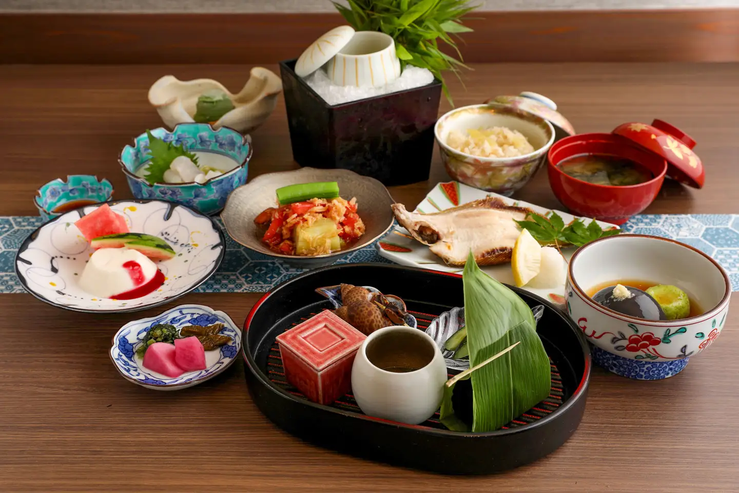 湯田川温泉　ますや旅館　ペア宿泊券（1泊2食付）【詣でる つかる 頂きます】（山形県鶴岡市）開湯1300年の歴史浪漫 レトロ×洗練の内装 食事個室 | 源泉かけ流し 和食 東北 庄内 日本海 記念日 誕生日プレゼント 夫婦旅行 カップル