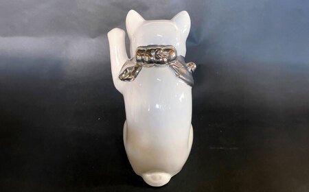 【瀬戸焼】江戸猫 ホワイト プラチナ 左手上げ 19cm 化粧箱入り【スズカ】 / 招き猫 インテリア 雑貨 置き物 開運 / 瀬戸市 [BBDJ002]