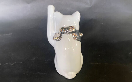 【瀬戸焼】江戸猫 4寸手長 ホワイト プラチナ 左手上げ 13cm 化粧箱入り【スズカ】 / 招き猫 インテリア 雑貨 置き物 開運 / 瀬戸市 [BBDJ004]