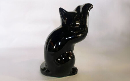 【瀬戸焼】横猫 ブラック プラチナ 右手上げ 17.5cm 化粧箱入り【スズカ】 / 招き猫 インテリア 雑貨 置き物 開運 / 瀬戸市 [BBDJ010]