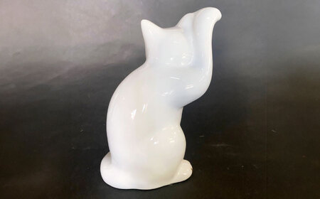 【瀬戸焼】横猫 ホワイト 本金 右手上げ 17.5cm 化粧箱入り【スズカ】 / 招き猫 インテリア 雑貨 置き物 開運 / 瀬戸市 [BBDJ009]