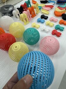キッズ 3Dプリンター（ Kidoodle Mini BoxA1 ）プラスチックを思い通りに成形。1300種類の内蔵データですぐに使用可能。進学祝いにも【191-01】