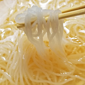 【博多名物】鶏水炊き&もつ鍋2種(醤油味・みそ味)満腹食べくらべ　各2人前（合計6人前）川崎町 MRG039