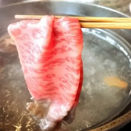【A5等級の博多和牛が届きます!】モモすき焼き・しゃぶしゃぶ用(600g)【配送不可地域：離島】【1267134】