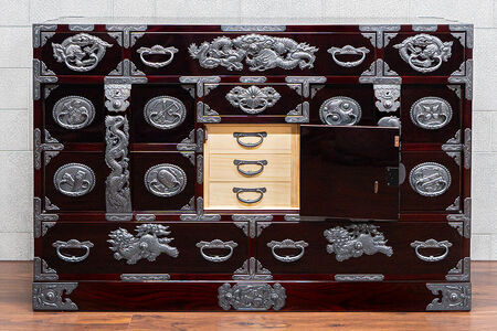仙台箪笥 四・五尺部屋箪笥 木地呂漆塗り 彫金手打金具 KD-3008D（お申込書返送後8ヵ月～12ヵ月程度でお届け）