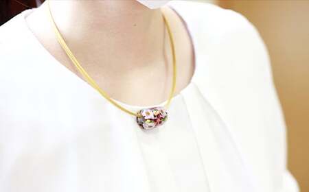 【 南部花とんぼ玉 】 ネックレス （ 赤花×白花 ） ／ とんぼ玉 アクセサリー ネックレス 一つだけ オンリーワン 蜻蛉玉 ガラス細工 工芸品 和装 プレゼント ギフト 贈り物 誕生日 和服 かわいい 可愛い おしゃれ ファッション雑貨 キレイ きれい 綺麗 女性 彼女