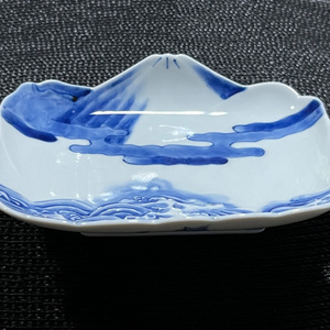 有田焼 染付霊峰富士に波濤文 小向付 2枚セット【有田焼 花伝作】食器 器 うつわ 皿 和皿 小皿 取皿 2枚 セット 富士山 富士 縁起物 染付 青  手描き 電子レンジ対応 A35-350