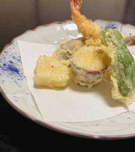 有田焼 吹き墨縁錆睡蓮彫 和皿 2枚セット【有田焼 花伝作】食器 器 うつわ 皿 和皿 小皿 取皿 2枚 セット 吹き墨 渕錆 ホワイト ブルー 電子レンジ対応 A20-661