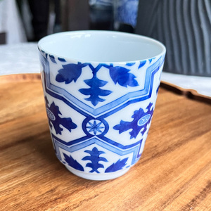 有田焼 染付十字文 ペアマグカップ【有田焼 花伝作】食器 器 うつわ 陶磁器 カップ コップ マグカップ 2個 ペア セット 十字紋 クルス 染付 ブルー 手描き 電子レンジ対応 A20-662
