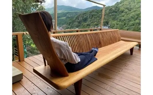 【1点限り】『秦心工房』リラックスベンチ＜配送不可：北海道・沖縄・離島＞ 工芸品 手作り ハンドメイド 手仕事 2～3人用 ベンチ 松 マツ イス 椅子 木の椅子 インテリア 家具 職人技 福岡県 八女市 116-002
