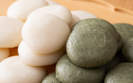 ≪2026年先行予約≫杵つき餅 こゆき 丸餅セット(白餅×3袋・草餅×3袋) 72個入 2026年12月上旬から順次発送 餅 もち 米 国産 正月 元旦 年末 年内 届け 期間限定 山形県 戸沢村 F7W-0112