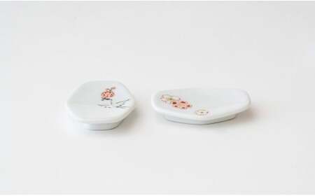 有田焼 紅白梅花文様 鶴文様 箸置き 5個組【肥前赤絵窯元 鷹巣】手描き 白磁 陶磁器 伝統工芸 伝統柄 梅 鶴 A24-169