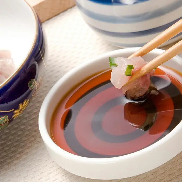 丸大豆醤油もろみの雫と瓶の醤油注し