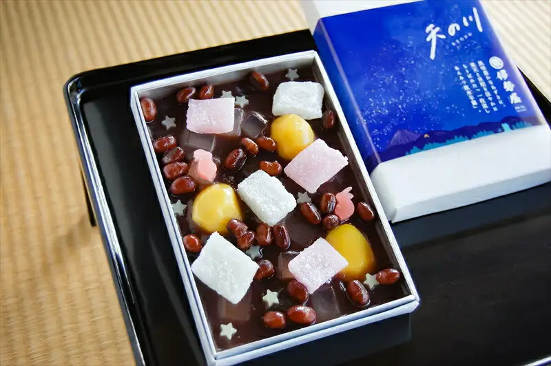 【うさぎや星が夜空に浮かぶ“進化系ネオ和菓子”】夏の夜空に見立てた“あんみつ風“水羊羹「天の川」 創業昭和10年 小田原 伊勢屋〈出荷時期:2025年6月15日～2025年8月31日〉【 和菓子店 神奈川県 小田原市 水羊羹 水羊羹】