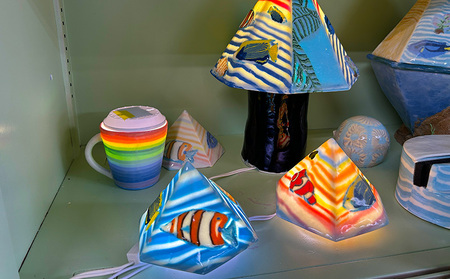 8寸皿ハイビスカス・モンステラ柄 日用品 食器 皿 丸皿 8寸 透土 陶器 焼物 やちむん 工芸品 伝統工芸 モンステラ柄 インテリア プレゼント ギフト 贈り物 贈答品 ふるさと 沖縄県 大宜味村