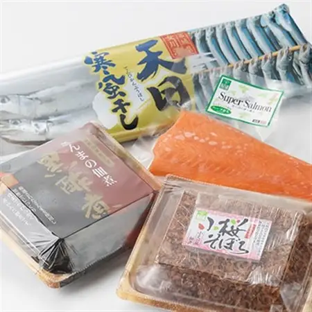 ヤマホンセット　さんま黒酢煮 さんま天日寒風干 銀鮭お刺身用 小桜そぼろ(小えび風佃煮)【配送不可地域：離島】【1306789】