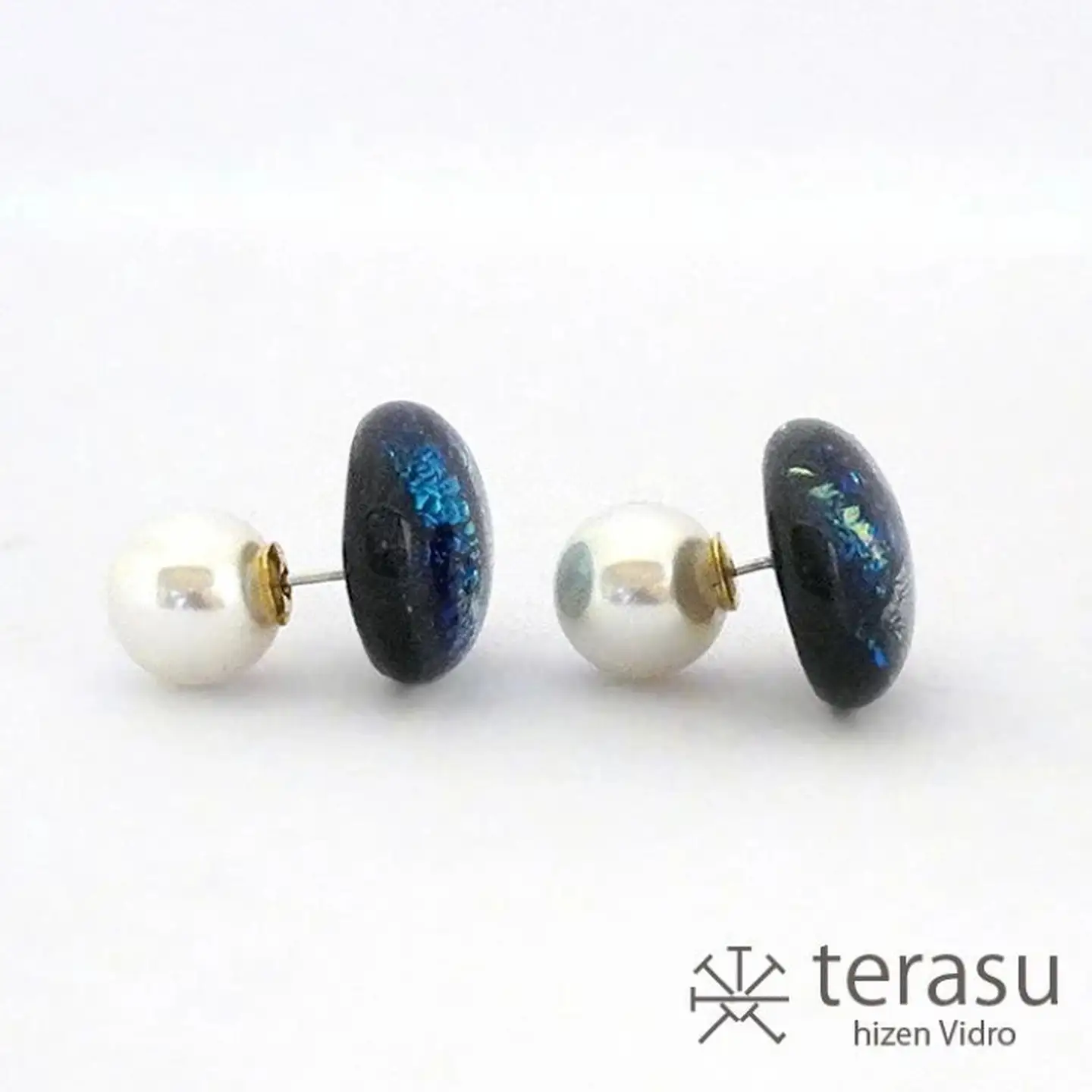 肥前びーどろピアス（青・楕円） 工芸品 伝統工芸品 副島硝子 ガラス アクセサリー ピアス プレゼント ギフト 母の日 ：B320-011