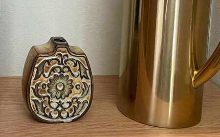 【瀬戸焼】一輪挿し　唐草模様　丸　（K28）【かしわ窯】一輪挿し 花瓶 花器 インテリア / 瀬戸市 [BBAJ018]