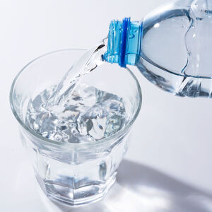 水 富士山麓 四季の水 2L(6本入) 1ケース 富士山 の 天然水 を使用 ミネラルウォーター バナジウム お水 軟水 飲料 飲料水 ペットボトル 消耗品 備蓄水 防災 災害対策 非常用 人気 まろやか おいしい 送料無料 山梨県 西桂町【n0603-06_fpr】