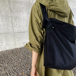 【無駄のないシンプルさ】大判ショルダーバッグ　UKIE　Super water repellent｜人気バッグ おすすめトート［ 無駄のないシンプル 大判ショルダーバッグ UKIE Super water repellent 撥水加工 軽量 バッグ トート 人気 おすすめ ギフト プレゼント お取り寄せ 通販 送料無料 ふるさと納税 ］