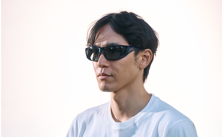 メガネの上から掛けられるサングラス オーバーグラス「Otani（オータニ）」側面までの視野と明るさを確保、テンプルがしなやかにフィット、掛け外しのしやすい軽量モデル「松風（まつかぜ）」(7)ブルー／ペールグレー