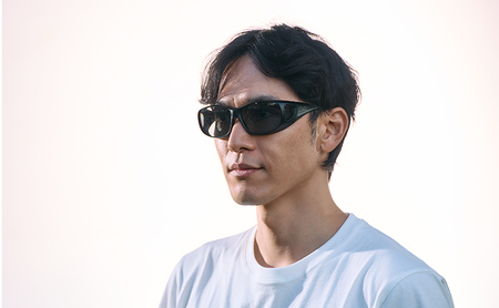 メガネの上から掛けられるサングラス オーバーグラス「Otani（オータニ）」様々なメガネに合わせやすいスクエアデザイン、小窓の側面で視野と明るさを確保、収まりの良いベーシックモデル。「いぶき」(7)Mブラック・Eグリーン／ペールグレー