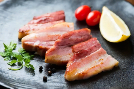 【三代目!肉工房 松本秋義】 すっごいスモークベーコン ブロック 300g×2 [吉田ハム工場 静岡県 吉田町 22424658]