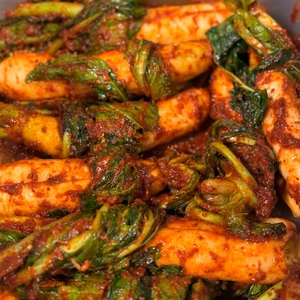 旬野菜で作るうめちゃんの自然派キムチ　おまかせ２種 キムチ 漬物 手作り 自然派 旬野菜 農薬未使用野菜 韓国料理 ご飯のお供 プレゼント 贈答 贈り物 送料無料 山梨県 上野原市