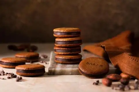 【高島屋選定品】＜dari K(ダリケー）＞カカオサンドクッキー2種食べ比べセット（ダーク・ミルク）×4箱