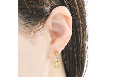 ピアス ハワイアン スタッドピアス K18YG イエローゴールド ダイヤモンド 0.08ct プルメリア カメ ホヌ ウミガメ 18金 揺れる 【f286-k18yg】 [オーダーメイドジュエリーメイ 山梨県 韮崎市 20745220]