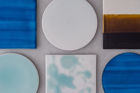 【Mustakivi】 PLATE 丸皿 GOSU｜ ムスタキビ Mustakivi むすたきび MUSTAKIVI Marimekko マリメッコ デザイナー 砥部焼 北欧 キッチン 食器 食器 湯呑 皿 ティーカップ 石本藤雄 フィンランド おしゃれ ギフト プレゼント 贈り物 テーブルウェア 数量限定 人気 おすすめ 愛媛県 松山市 送料無料【IYT062】