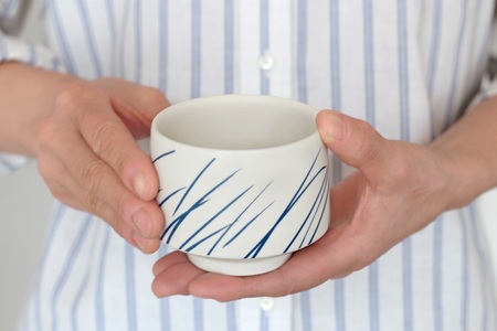 【Mustakivi】TUULI カップ BLUE｜ ムスタキビ Mustakivi むすたきび MUSTAKIVI Marimekko マリメッコ デザイナー 砥部焼 北欧 キッチン 食器 食器 湯呑 皿 ティーカップ 石本藤雄 フィンランド おしゃれ ギフト プレゼント 贈り物 テーブルウェア 数量限定 人気 おすすめ 愛媛県 松山市 送料無料【IYT071】