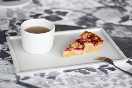 【Mustakivi】LONG PLATE HAKUJI｜ ムスタキビ Mustakivi むすたきび MUSTAKIVI Marimekko マリメッコ デザイナー 砥部焼 北欧 キッチン 食器 食器 湯呑 皿 ティーカップ 石本藤雄 フィンランド おしゃれ ギフト プレゼント 贈り物 テーブルウェア 数量限定 人気 おすすめ 愛媛県 松山市 送料無料【IYT063】