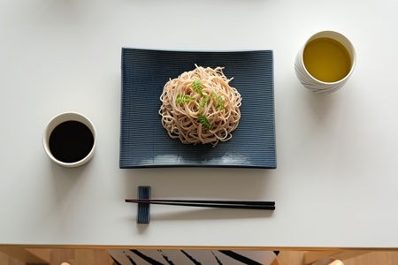 【Mustakivi】SOBA プレート BLUE｜ ムスタキビ Mustakivi むすたきび MUSTAKIVI Marimekko マリメッコ デザイナー 砥部焼 北欧 キッチン 食器 食器 湯呑 皿 ティーカップ 石本藤雄 フィンランド おしゃれ ギフト プレゼント 贈り物 テーブルウェア 数量限定 人気 おすすめ 愛媛県 松山市 送料無料【IYT065】