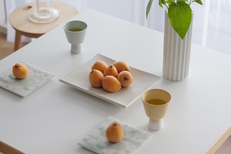【Mustakivi】SOBA プレート WHITE｜ ムスタキビ Mustakivi むすたきび MUSTAKIVI Marimekko マリメッコ デザイナー 砥部焼 北欧 キッチン 食器 食器 湯呑 皿 ティーカップ 石本藤雄 フィンランド おしゃれ ギフト プレゼント 贈り物 テーブルウェア 数量限定 人気 おすすめ 愛媛県 松山市 送料無料【IYT066】