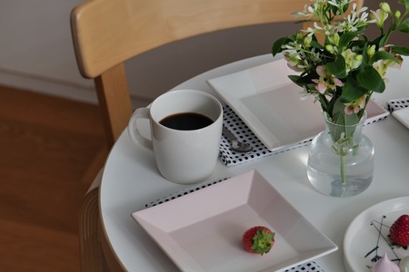 【Mustakivi】 MUKI マグカップ WHITE｜ ムスタキビ Mustakivi むすたきび MUSTAKIVI Marimekko マリメッコ デザイナー 砥部焼 北欧 キッチン 食器 食器 湯呑 皿 ティーカップ 石本藤雄 フィンランド おしゃれ ギフト プレゼント 贈り物 テーブルウェア 数量限定 人気 おすすめ 愛媛県 松山市 送料無料【IYT075】