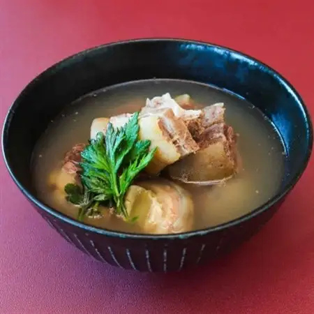 【沖縄の郷土料理】呉屋ストアー自慢の牛汁・軟骨ソーキ汁・てびち汁・やぎ汁 各1人前(計4人前)【配送不可地域：離島】【1678741】
