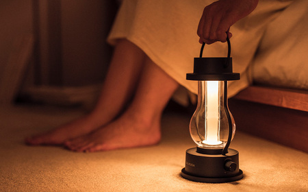 バルミューダ BALMUDA The Lantern ブラック L02A-BK／JP｜ バルミューダ ザ ランタン BALMUDA LEDランタン 黒 持ち手付き 野外 照明 防災 キャンプ アウトドア スタンド おしゃれ 家電 リビング コンパクト