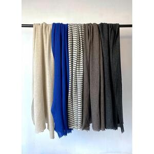 羽のように軽いエアリーウールストール（ブルー）