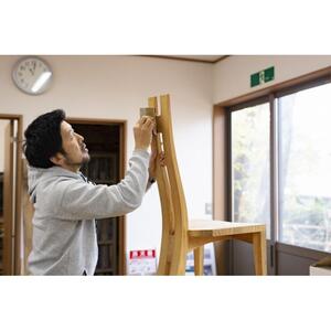 曲線が美しい。東京・八王子産の杉を使った「ダイニングチェア」