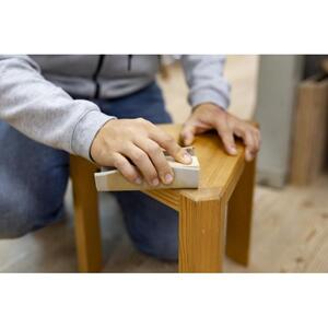 オブジェとしても美しい　東京・八王子産の杉を使った「三角スツール」