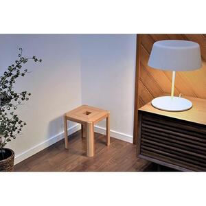 オブジェとしても美しい　多摩産の杉を使った「四角スツール」