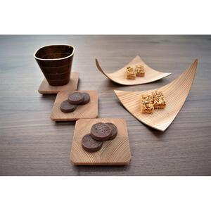 職人の技が光る。木目の美しい「年輪コースター」（杉）