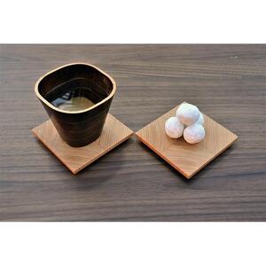 職人の技が光る。木目の美しい「年輪コースター」（ヒノキ）