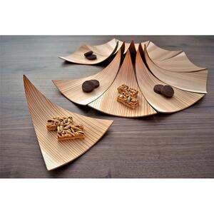 花びらのように美しい。多摩産の杉を使った「年輪銘々皿」（10枚セット）