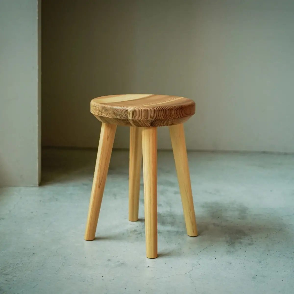 杉の丸スツール 座面320mm × 高さ440mm