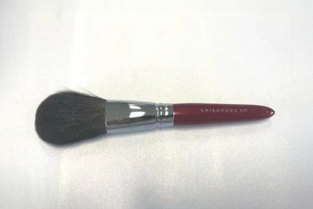 熊野化粧筆 パウダーブラシ赤【メイクブラシ 化粧筆 パウダーブラシ フェイスブラシ 仕上げ 立体感 透明感 熊野筆 伝統工芸 職人技 高級筆】 26-35