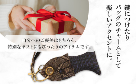 本場大島紬 お魚 キーホルダー （ B ） C078-005-02 伝統的工芸品 大島紬 絹織物